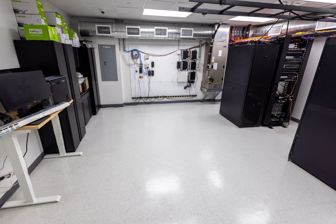 Finished, high-gloss floor in a technical room after a VHH final clean